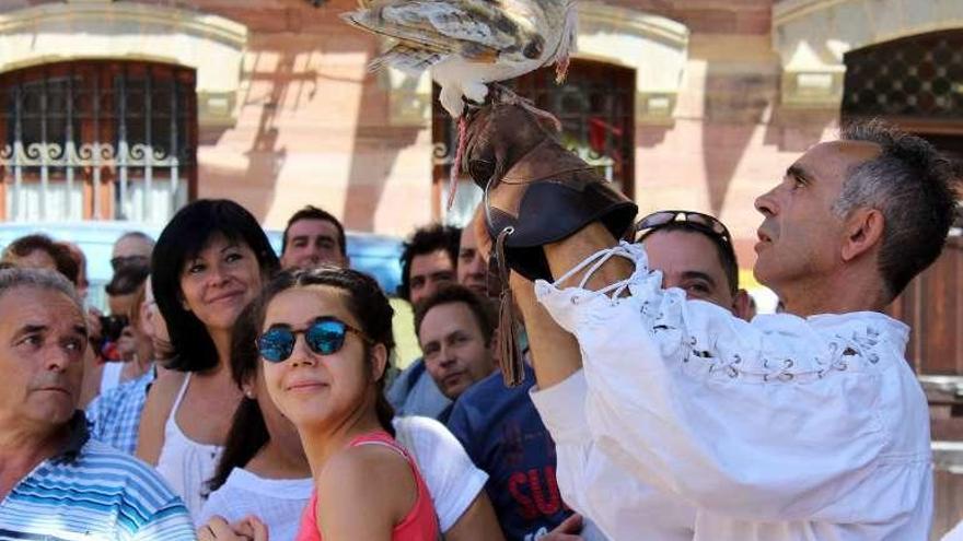 Uno de los feriantes muestra la lechuza común al público.