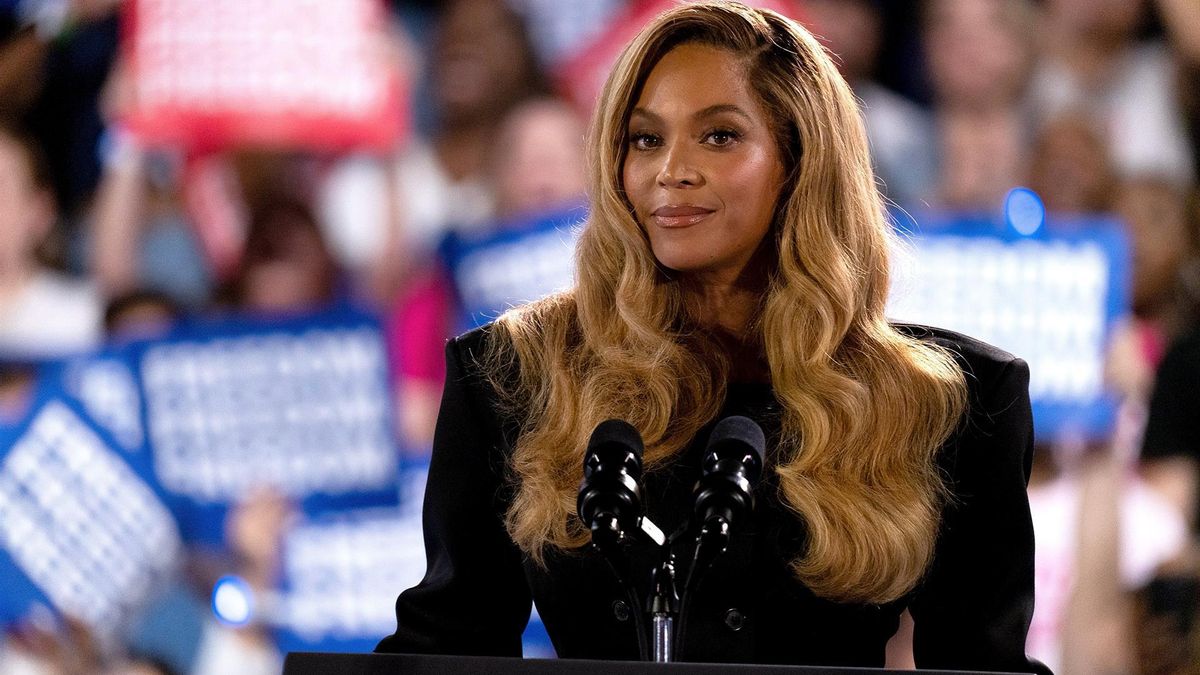 Archivo - 25 de octubre de 2024, Houston, Tx, EE.UU.: Beyonce en el escenario durante un evento de campaña en el Shell Energy Stadium el viernes 25 de octubre de 2024 en Houston, Texas.