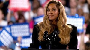 Archivo - 25 de octubre de 2024, Houston, Tx, EE.UU.: Beyonce en el escenario durante un evento de campaña en el Shell Energy Stadium el viernes 25 de octubre de 2024 en Houston, Texas.