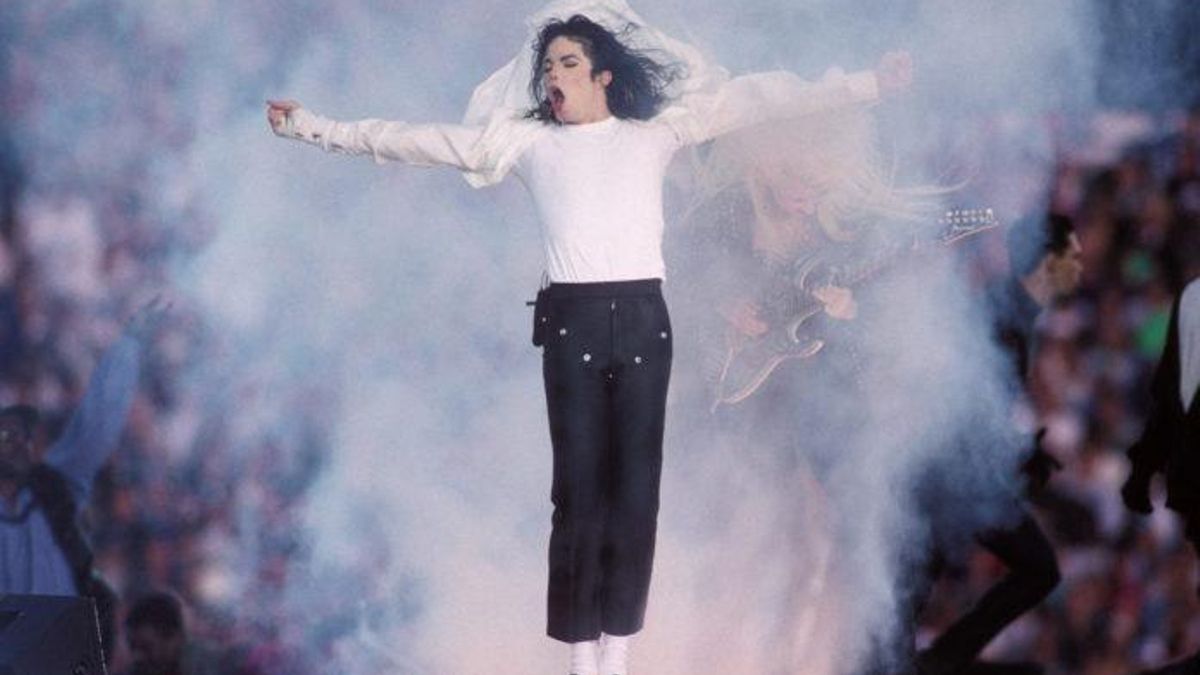 se cree que el accesorio fue usado &quot;en los temas 'Beat It Live' y 'Billie Jean', donde Michael brillaba con su moonwalk.