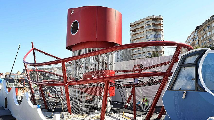 Imagen de la zona de juegos en forma de barco rojo emplazada en la plaza de Vialia y denominada “Ondas do Mar de Vigo”.