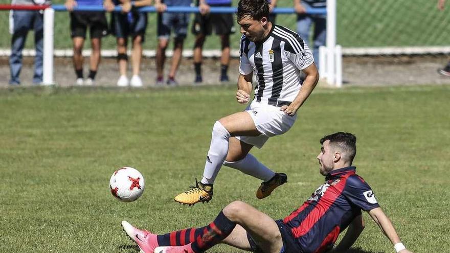 Borja trata de irse de un jugador del Valdesoto.