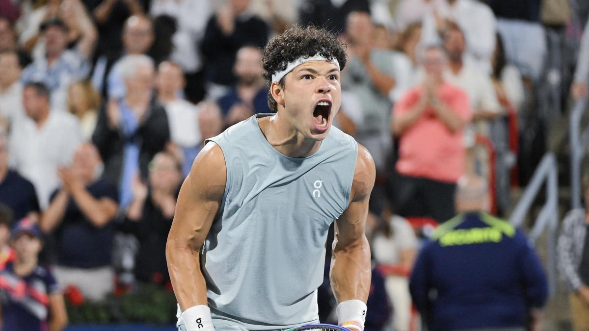 Shelton celebra su triunfo en Canadá.