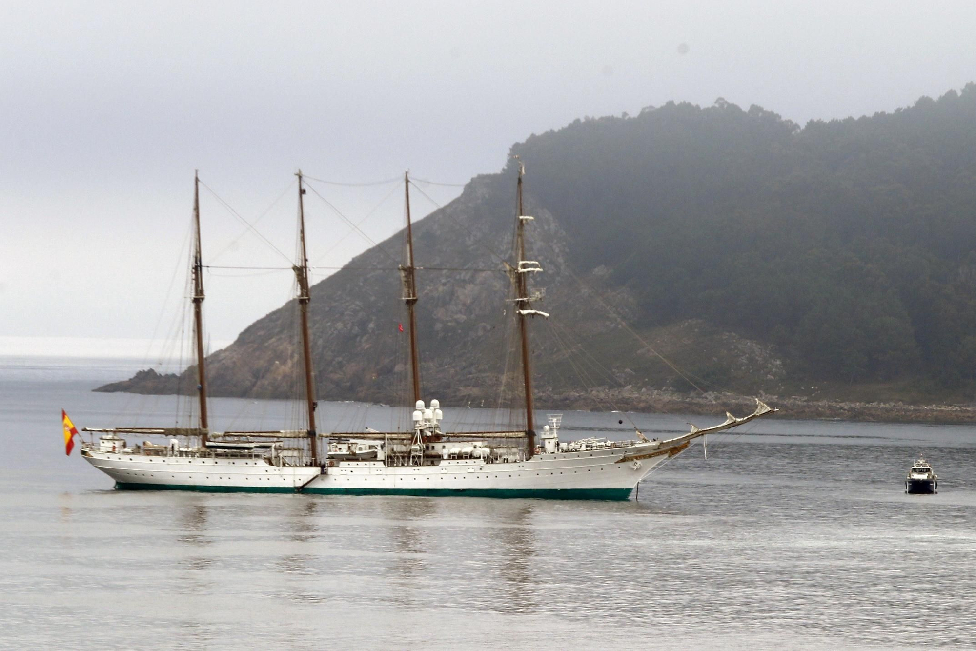 El buque 'Juan Sebastián Elcano' se impone a la niebla en Baiona