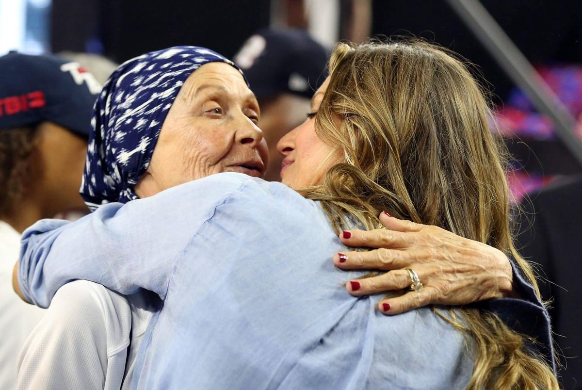 Super Bowl 2017: Gisele se abraza a su suegra Galynn Brady