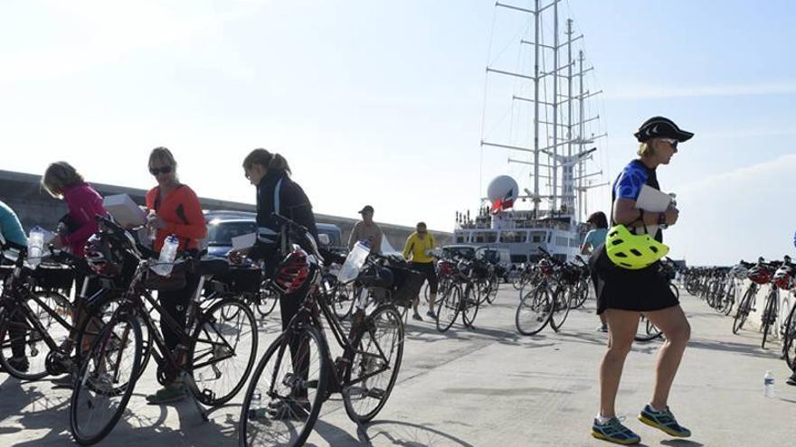 Un crucero exclusivo de EEUU descubre la provincia en bicicleta