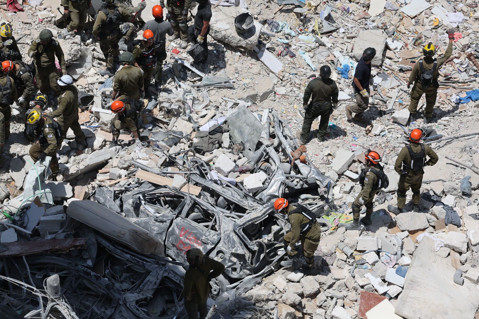 Bat Yam (Israel), 15/06/2025.- Members of Israel's Home Front Command search for missing people under the rubble of a partially collapsed residential building after Iranian ballistic missiles hit Bat Yam, central Israel, 15 June 2025. Iran launched a barrage of ballistic missiles at Israel overnight in retaliation for Israeli airstrikes on Iranian targets. Magen David Adom (MDA), Israel's national emergency services, reported at least six killed and dozens injured, including two in critical condition. EFE/EPA/ABIR SULTAN