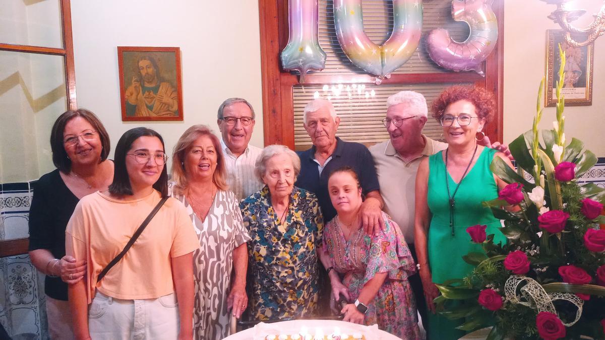 Lola Sanchis celebra sus 103 años rodeada de amigos y familiares