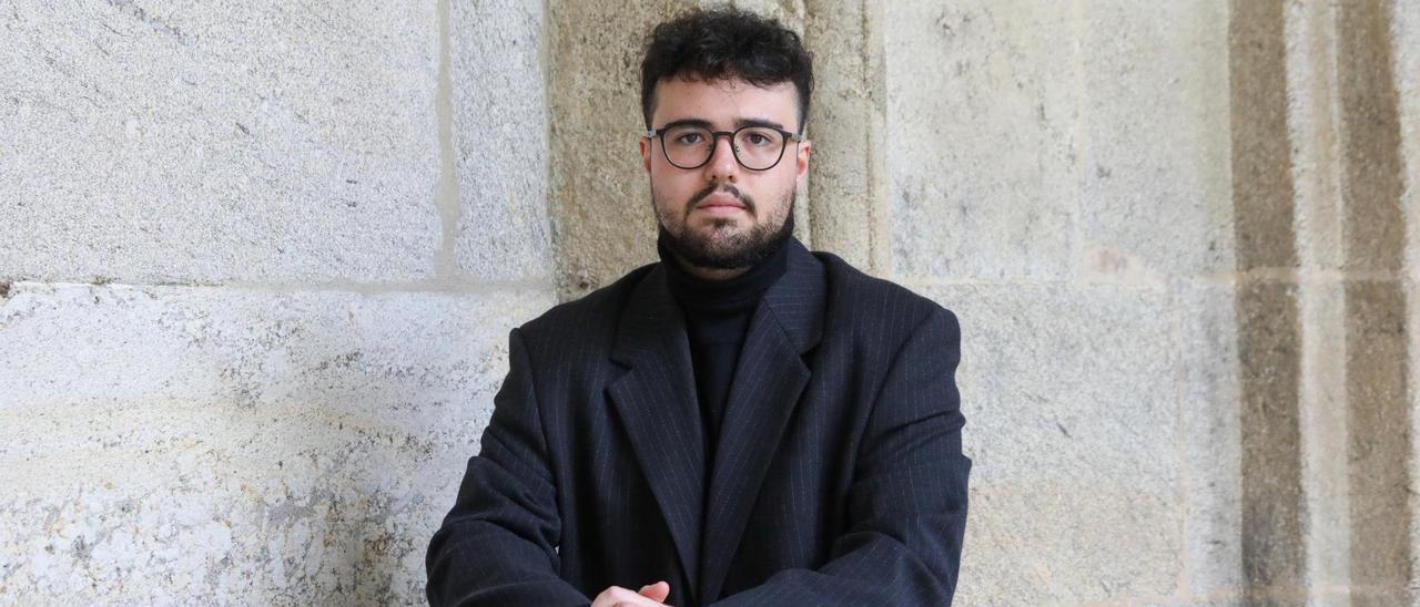 Diego Portas posa en la facultad de Historia, en la que estudia.