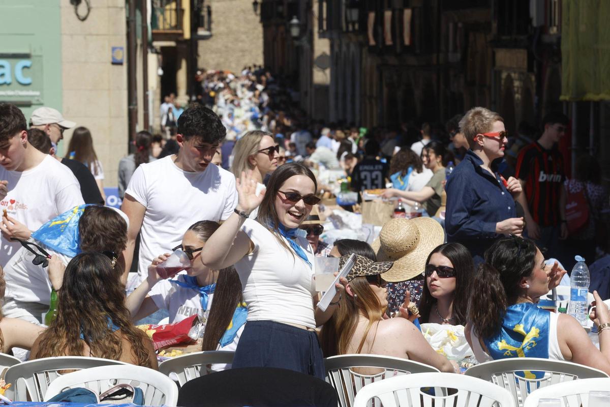 EN IMÁGENES: La multitudinaria Comida en la Calle en Avilés