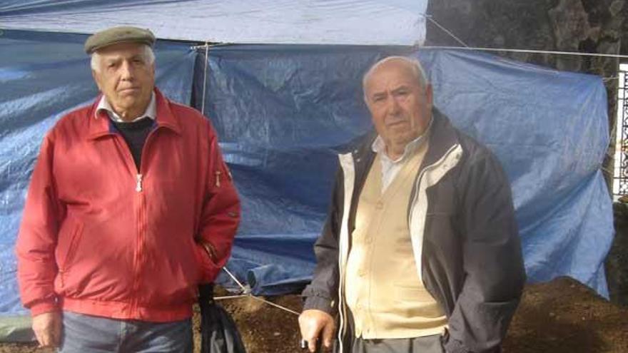 Plácido Fernández y Vicente Valverde, junto a la fosa baionesa.