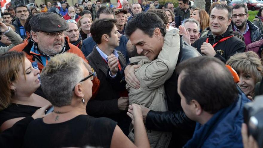 Pedro Sánchez, abrazado por militantes, en el acto que celebró en El Entrego hace meses.