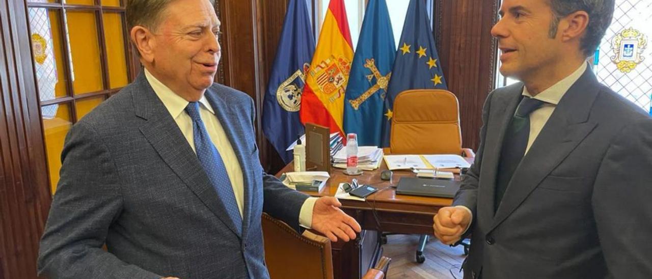 El alcalde de Oviedo, Alfredo Canteli, conversa con el primer teniente de alcalde, Nacho Cuesta, tras estructurar el plan de inversiones para el próximo año.