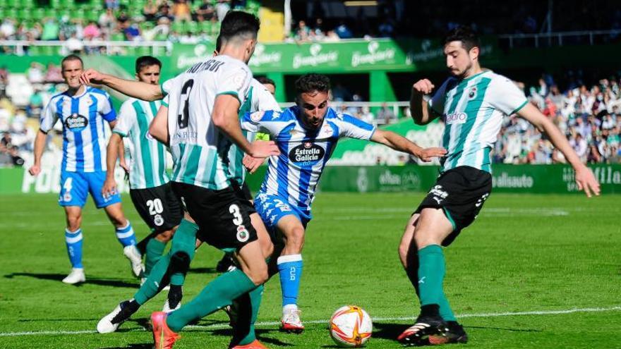 Doncel intenta avanzar entre dos jugadores del Racing en el partido de El Sardinero. |  // LOF