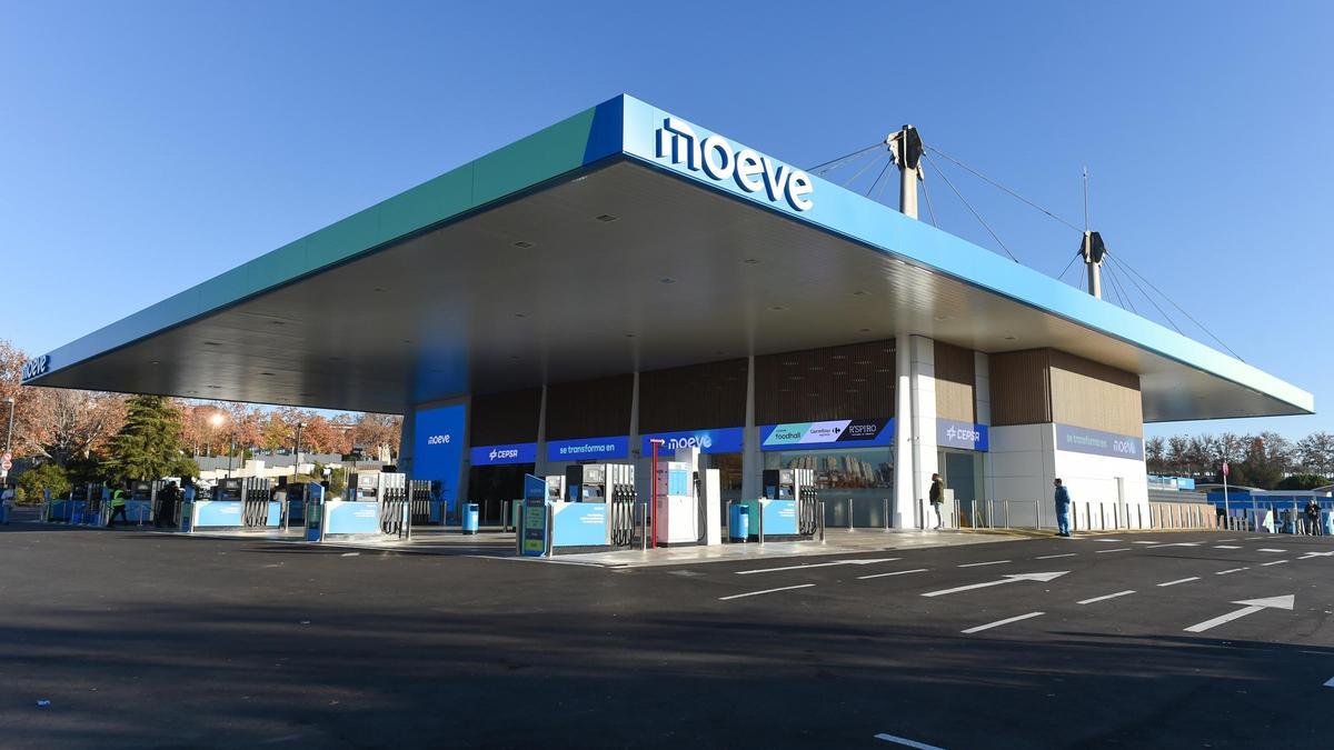 Archivo - Vista general de una estación de servicio de Moeve durante la presentación de la nueva red de estaciones de servicio de Moeve, en Campo de las Naciones, a 10 de diciembre de 2024, en Madrid (España).