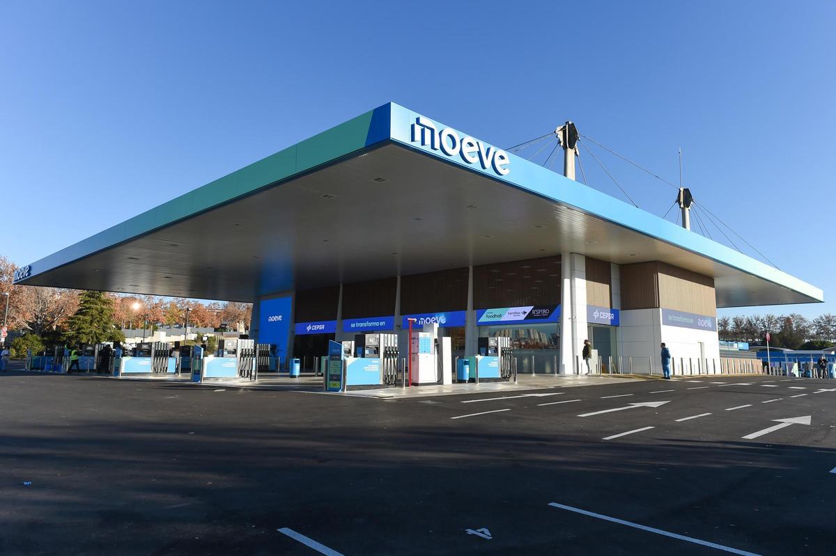 Vista general de una estación de servicio de Moeve.