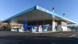 Archivo - Vista general de una estación de servicio de Moeve durante la presentación de la nueva red de estaciones de servicio de Moeve, en Campo de las Naciones, a 10 de diciembre de 2024, en  Madrid (España).