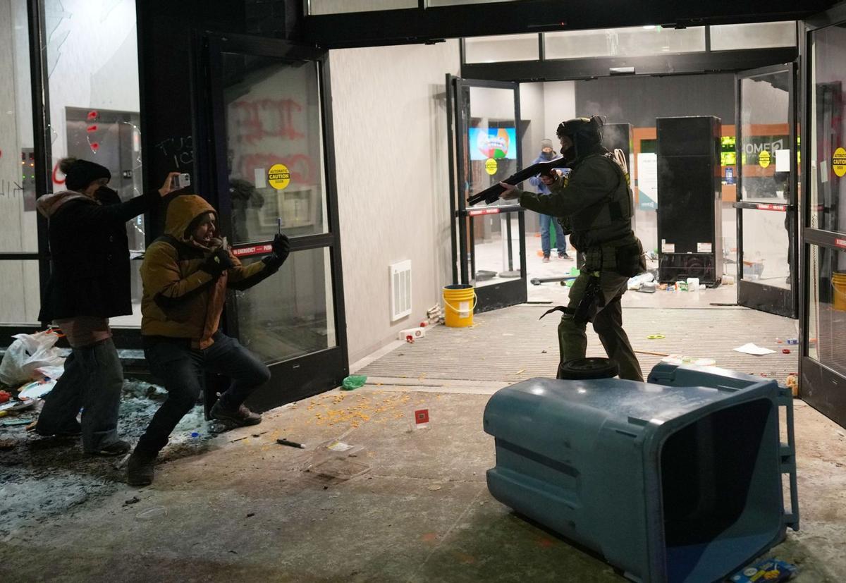 Trump suavitza el missatge i envia a Minneapolis el seu ‘tsar’ de fronteres