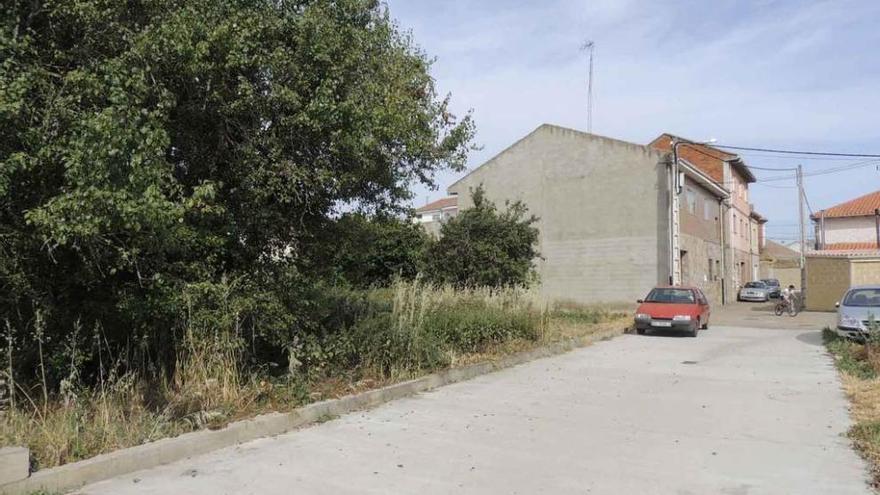 A la izquierda, el solar de la calle Negrillos de Camarzana donde se proyecta construir el parque infantil. Foto M. A. C.