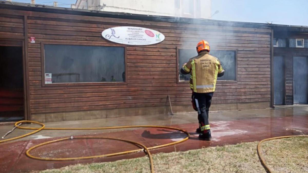 Un bombero trata de atajar el fuego desde el exterior.   | // G.N.  