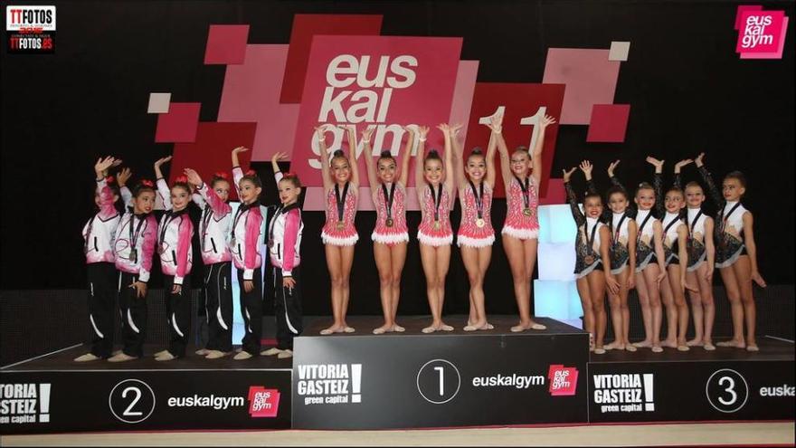 Las integrantes del Maniotas de Vigo, a la derecha, en el tercer cajón del podio del Euskalgym. // FdV