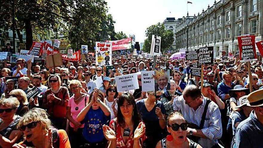 Protesta multitudinària a Londres per aturar «el cop de Johnson»