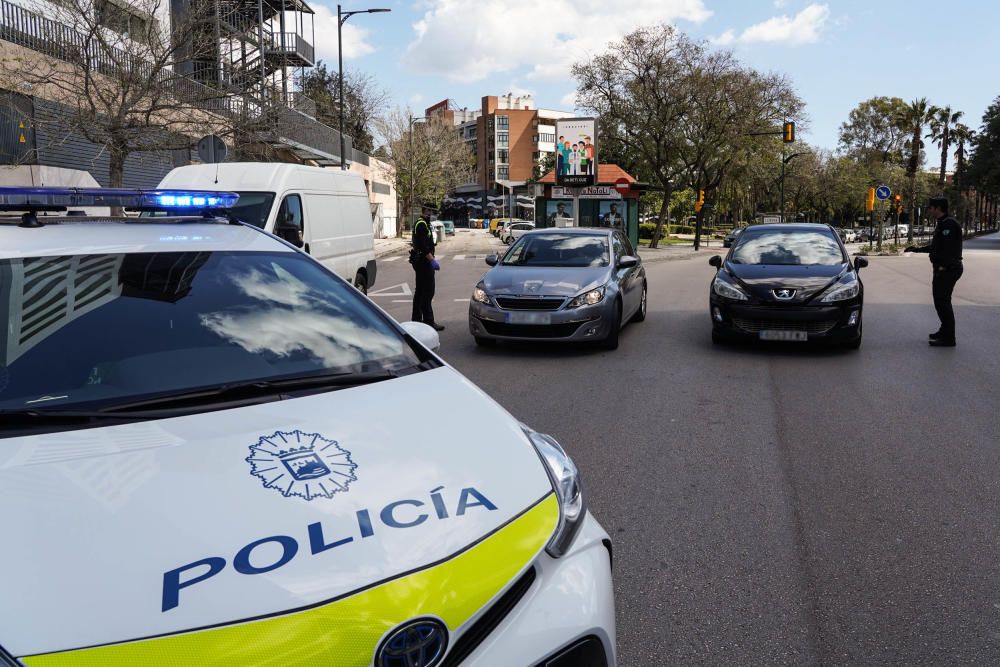 Controles de tráfico de la Policía Local en la avenida de las Américas.