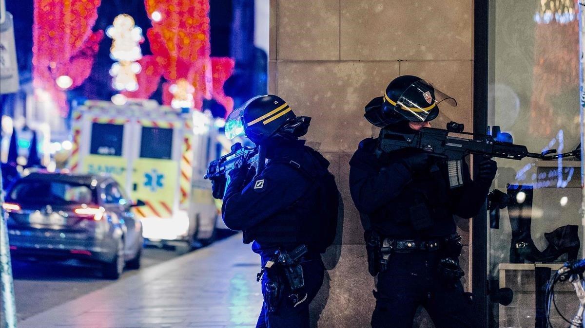 zentauroepp46227554 topshot   french police officers stand guard near the scene 181212004750