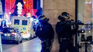 zentauroepp46227554 topshot   french police officers stand guard near the scene 181212004750