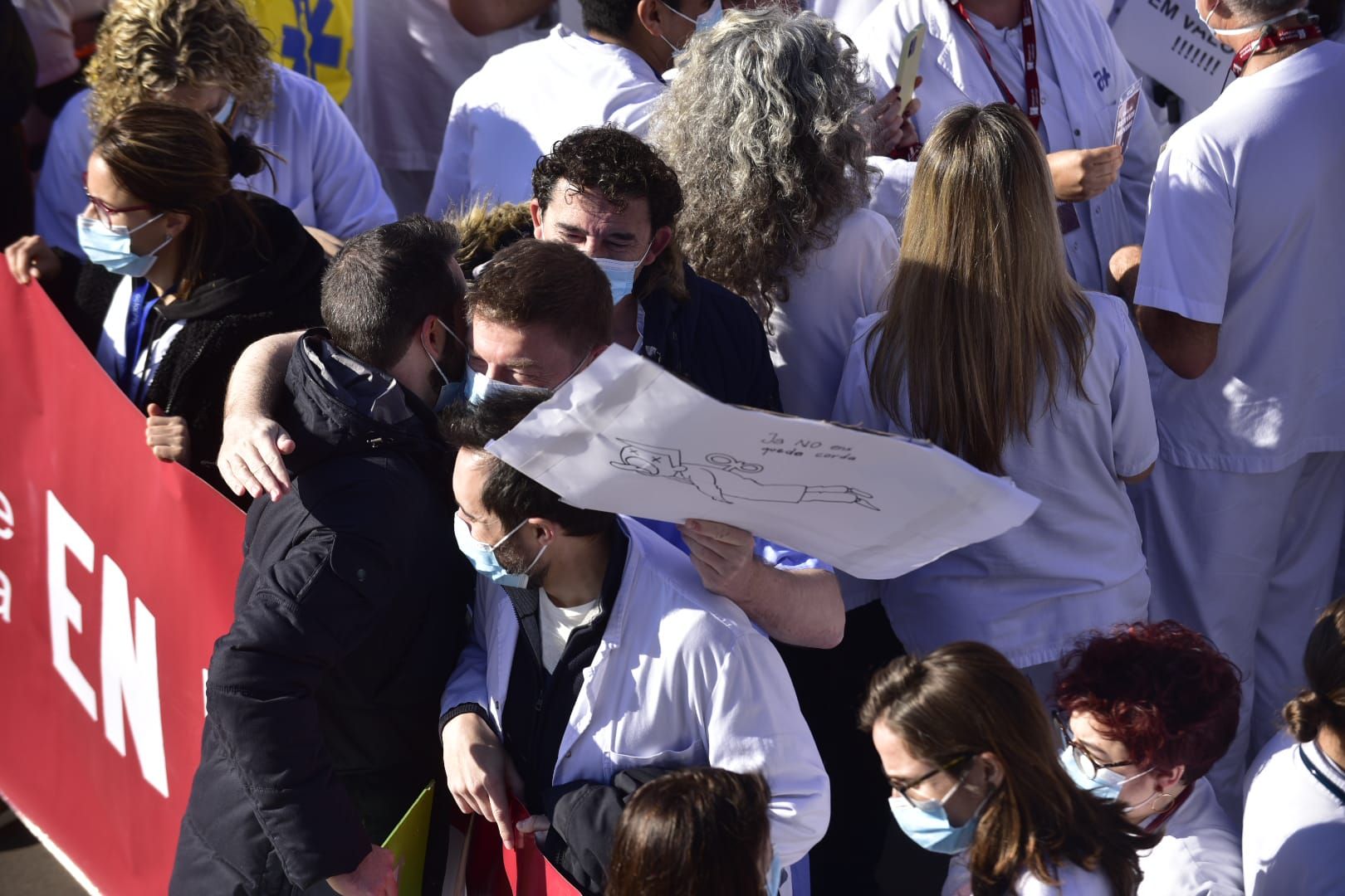 La concentració de sanitaris a l'hospital Sant Joan de Déu de Manresa, en imatges