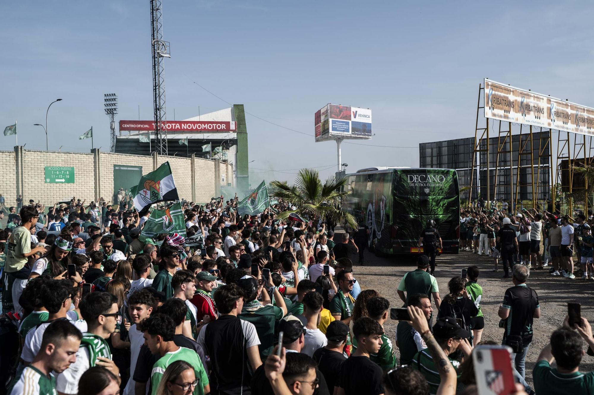 Las imágenes del ambiente en el Príncipe Felipe antes del Cacereño-Estepona