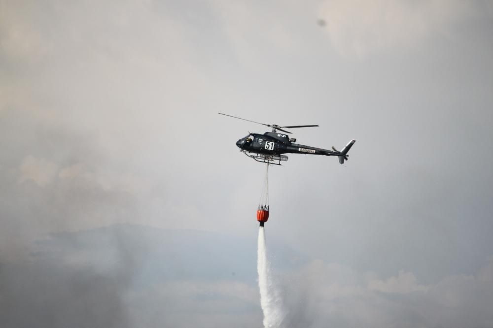 Un helicopter dels Bombers treballa en l'incendi del carrer Concòrdia.