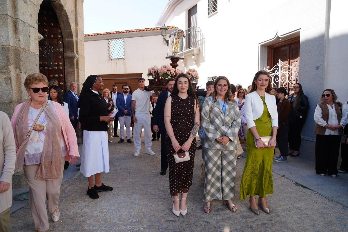 María de Guía Gómez, con María Martín y María Moyano, en la procesión de la Virgen de Guía en Villanueva del Duque.