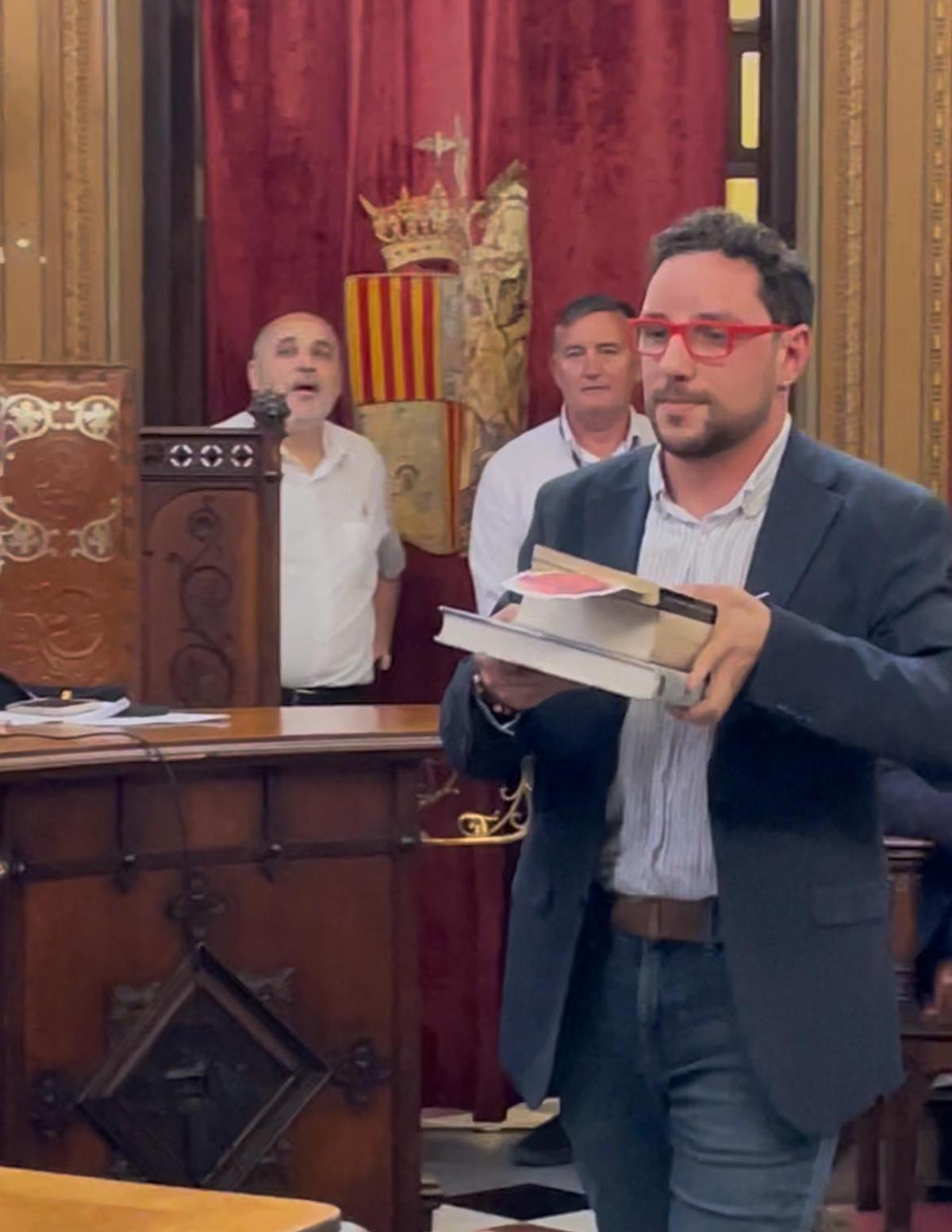 El socialista Pepe Martínez entrega los libros sobre el 'Baleares' a Óscar Fidalgo.