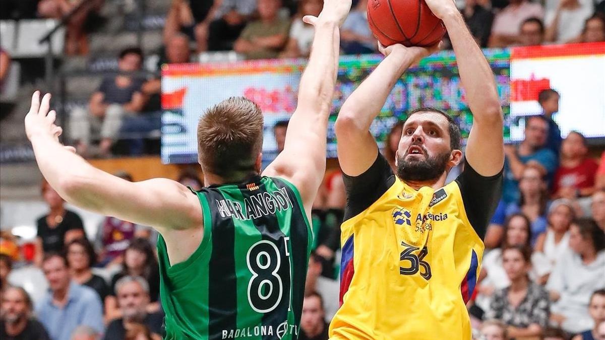 Mirotic lanza por encima de Harangody, en un partido ante el Joventut