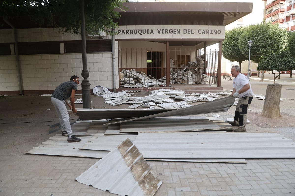 A.J.González Córdoba Reparación del tejado de la iglesia de la Virgen del Camino Ciudad Jardín que voló con el tren de borrascas