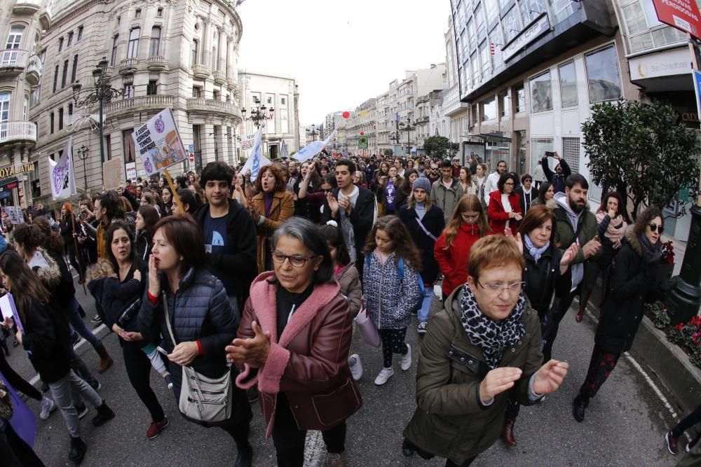 Vigo sale a la calle para clamar contra la violencia machista // R. Grobas