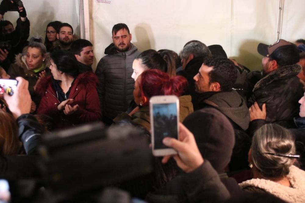 Los vecinos del pueblo dan su ánimo y apoyo a la familia del pequeño Julen, en las últimas y decisivas horas de su rescate. Unas 200 personas han cantado y rezado por el pequeño y por los mineros