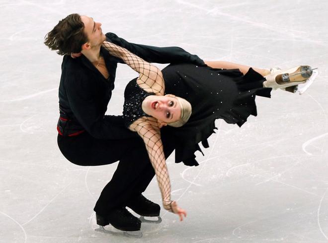 Los patinadores húngaros Anna Yanovskaya y Adam Lukacs ejecutan un número de danza rítmica dentro de la disciplina de danza sobre hielo de los Campeonatos del Mundo de patinaje artístico.