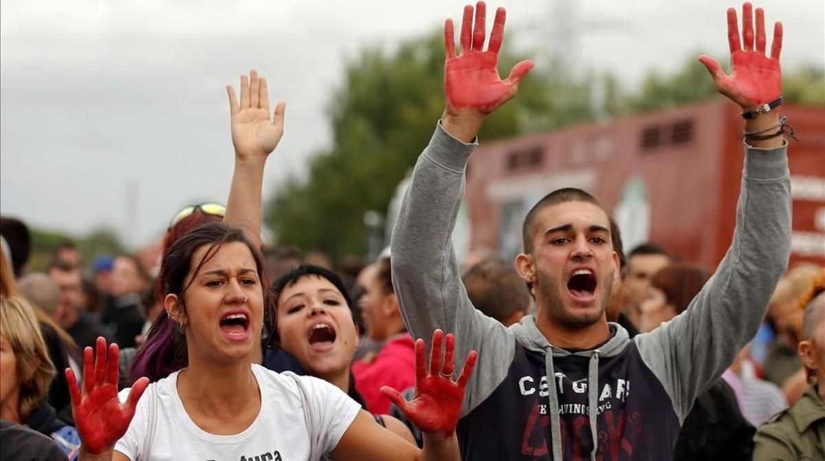 fcasals35507409 animal rights activists shout slogans during the toro de la 160913132401