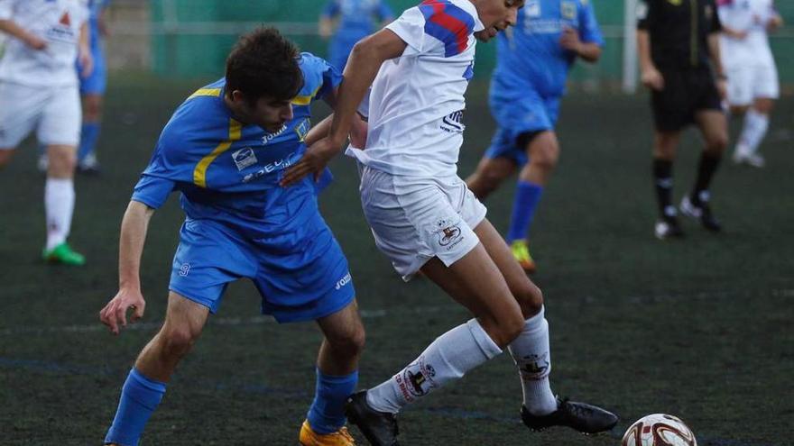 Una disputa de balón en el Raíces-Gozón.