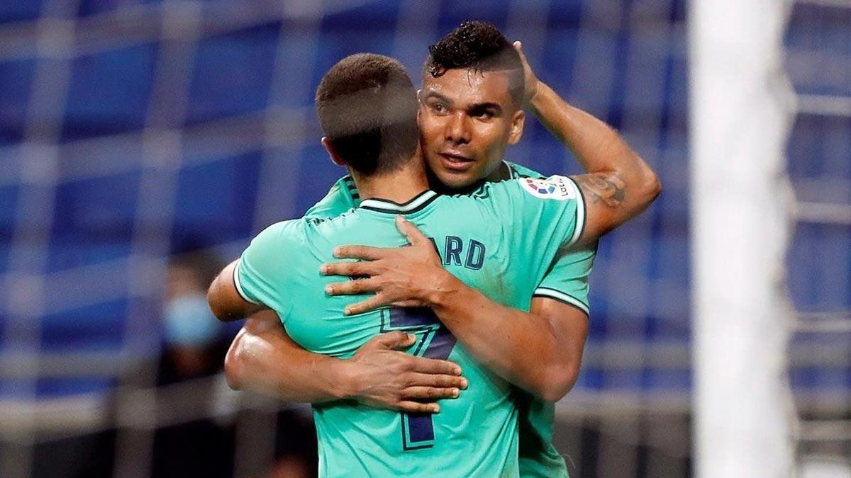 Casemiro y Hazard dan positivo por coronavirus. En la foto, Hazard abraza a Casemiro tras un gol del brasileño.