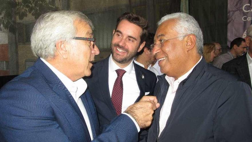 José Fernández y Antidio Fagúndez charlan con el primer ministro luso Antonio Costa ayer en Braganza.