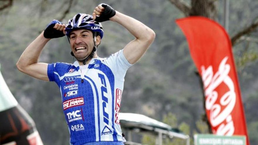 El ciclista cántabro David De la Fuente (Fuji Servetto) celebra su victoria hoy contra pronóstico en la undécima edición del Gran Premio Miguel Induráin. De la Fuente se impuso en la llegada en alto en la Basílica de El Puy, en una clásica de 191,4 kilómetros de recorrido con salida y meta en Estella. De la Fuente, tapado durante la mayor parte de la clásica navarra, sorprendió a los favoritos al lanzar el ataque decisivo en los últimos 300 metros de la ascensión al Puy, subida de tercera categoría de 950 metros, que se subió hasta en cinco ocasiones. EFE/Jesús Diges