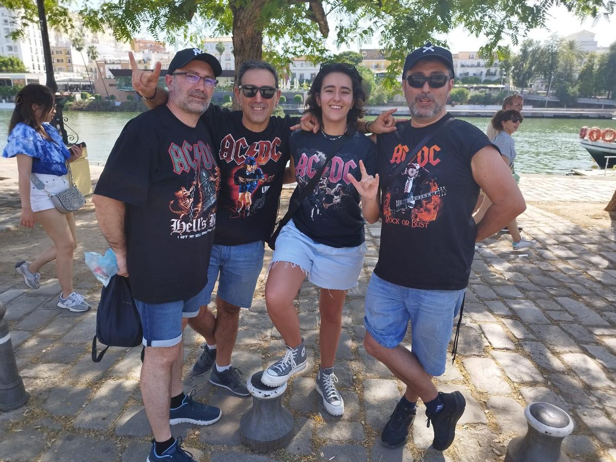 Juan Carlos, Luis, Mario y Paula, tres hermanos y una sobrina, que han llegado desde Madrid a Sevilla para el concierto de AC/DC
