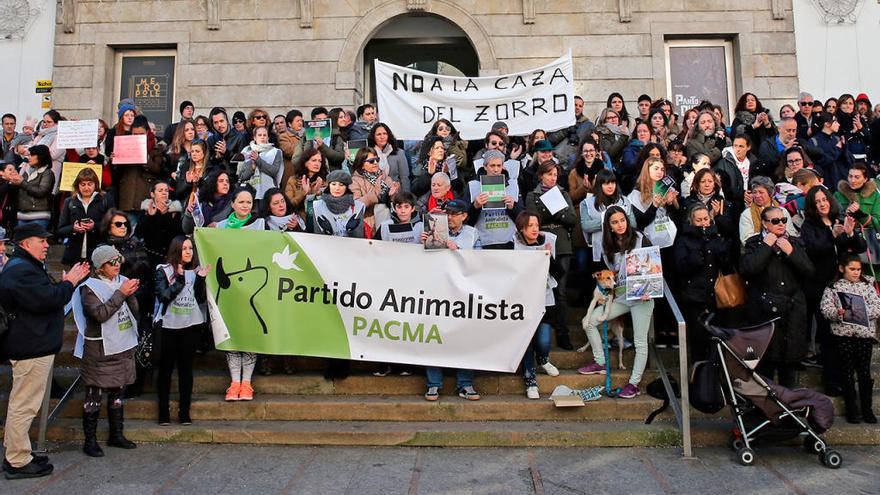 Concentración en Vigo del PACMA contra la caza del zorro // Marta G. Brea