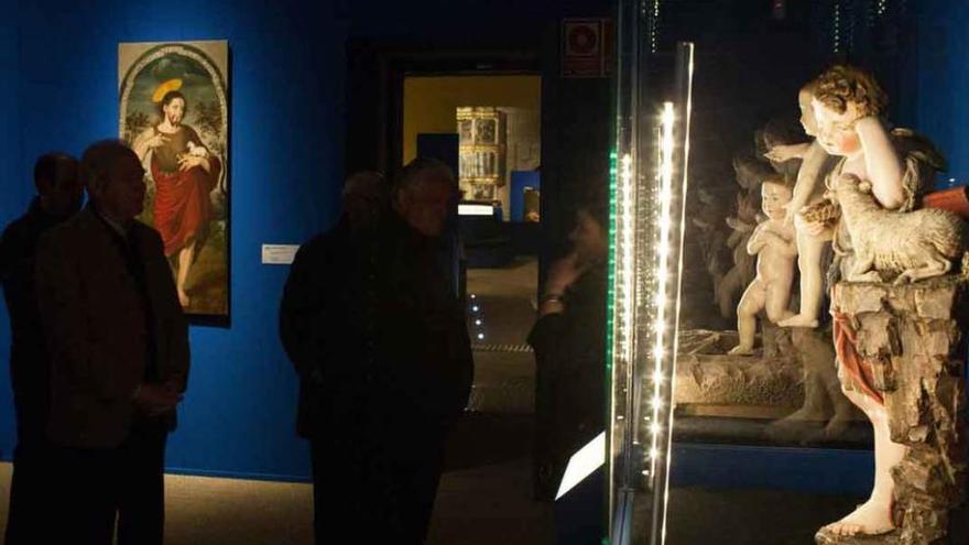 Varias personas admiran algunas de las obras expuestas en la muestra Aqva. Foto L. O. Z.