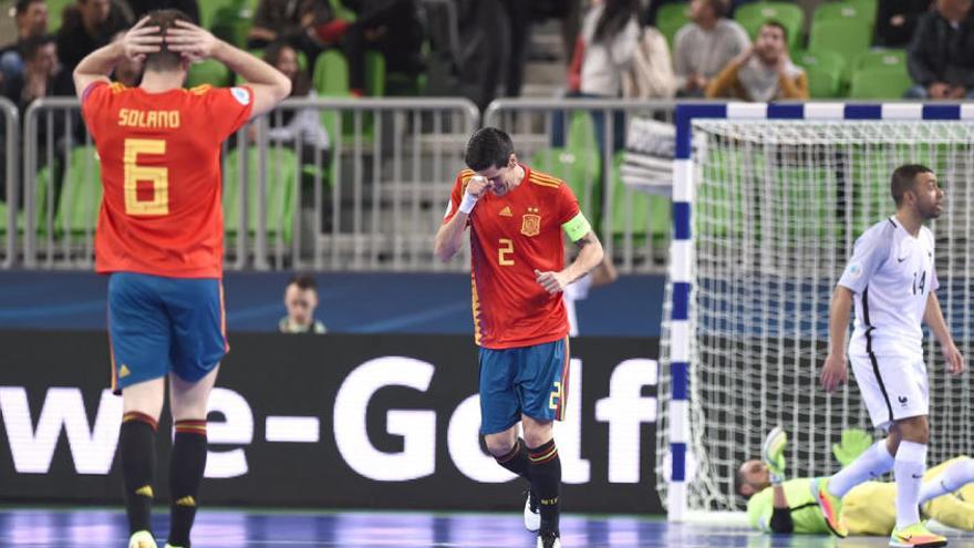 España tropieza en su debut