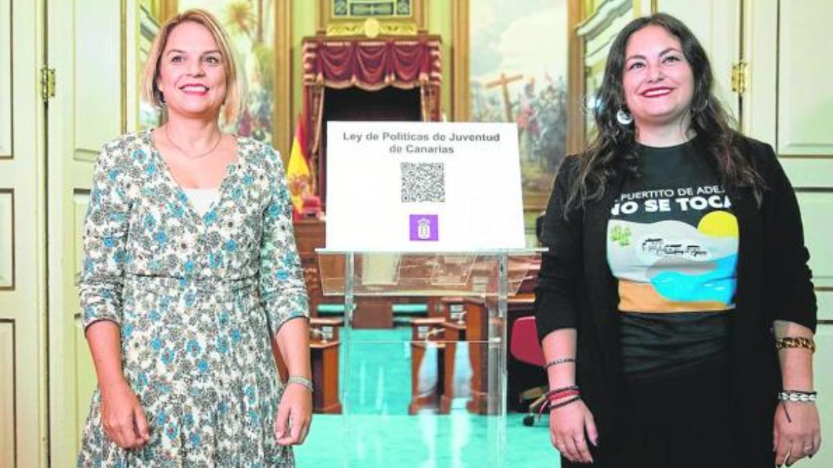 Noemí Santana y Laura Fuentes, en una imagen de archivo en la sede del Parlamento de Canarias.