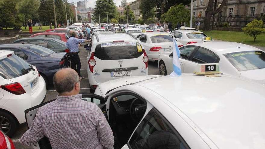 Manifestación de taxis en Santiago contra Uber y Cabify. // Xoán Álvarez